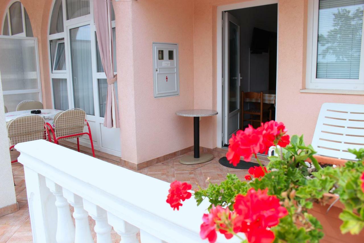 פרימוסטן Apartments Tonka מראה חיצוני תמונה